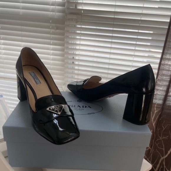 $995- PRADA Vernice Patent Loafer Black Pumps /  Logo - Picture 5 of 12